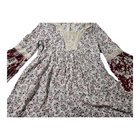 Umgee Floral Bell Sleeve Blouse With Crochet Lace Trim Size Medium - Picture 2 of 9